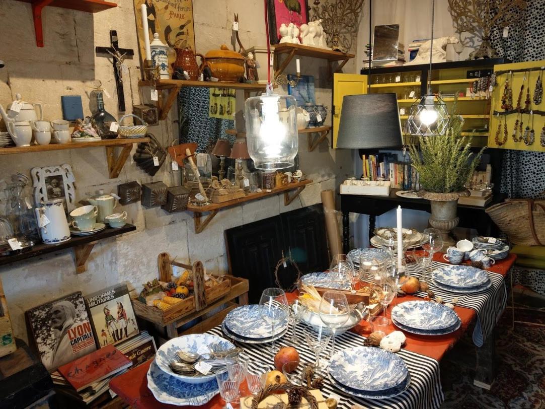 Maison D'Hotes "Les Volets Verts" Et Sa Brocante Ecueille Luaran gambar