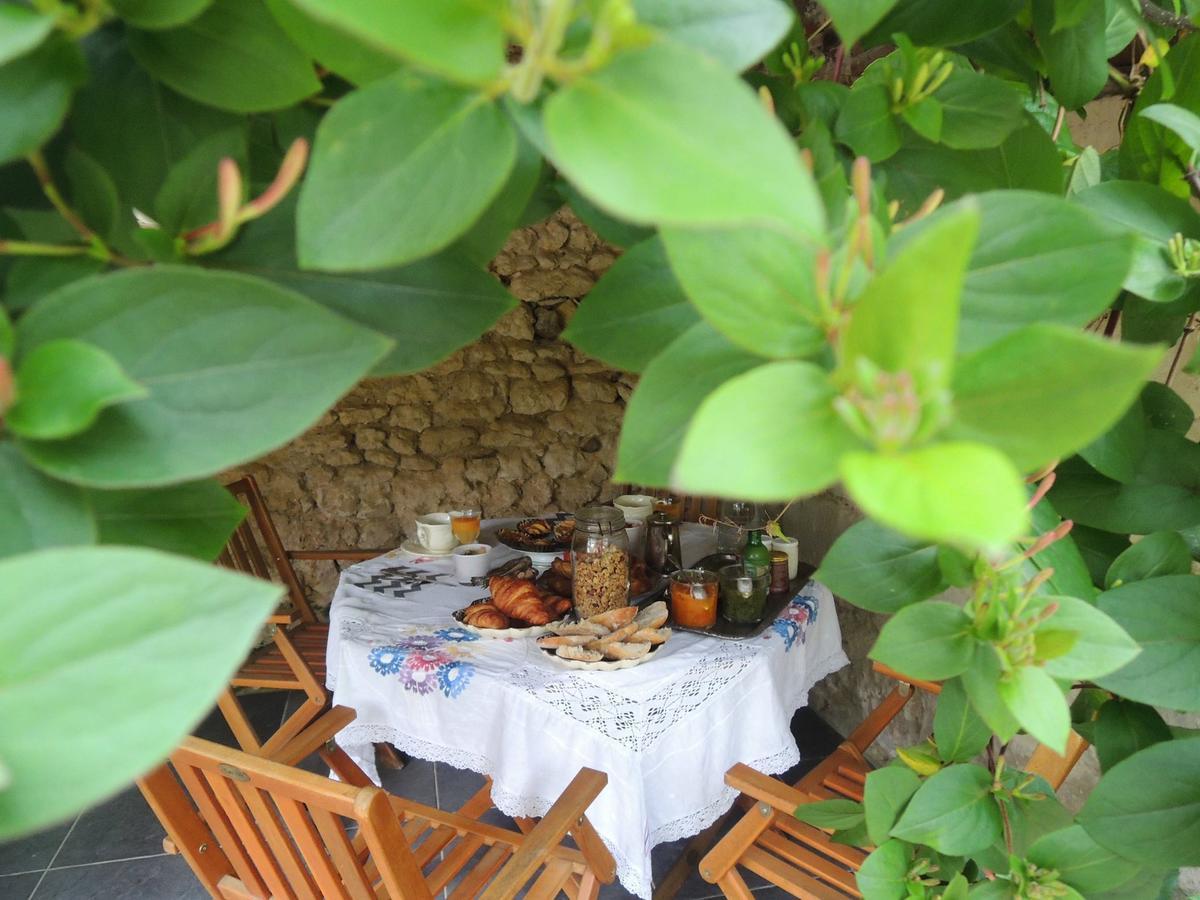 Maison D'Hotes "Les Volets Verts" Et Sa Brocante Ecueille Luaran gambar